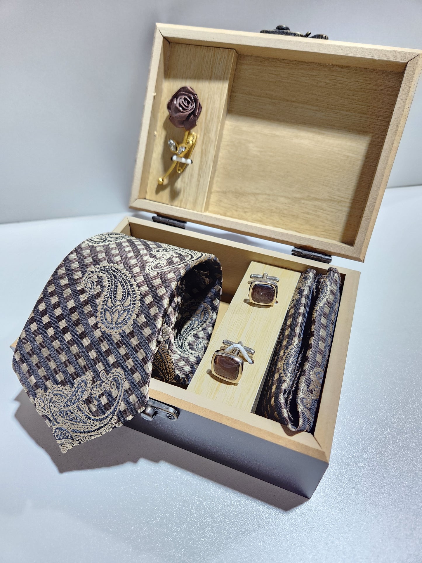 Tie set with cufflinks and brooch ਟਾਈ ਸੈੱਟ ਕੁਫ਼ਲਿੰਕਸ ਅਤੇ ਬਰੋਚ ਨਾਲ