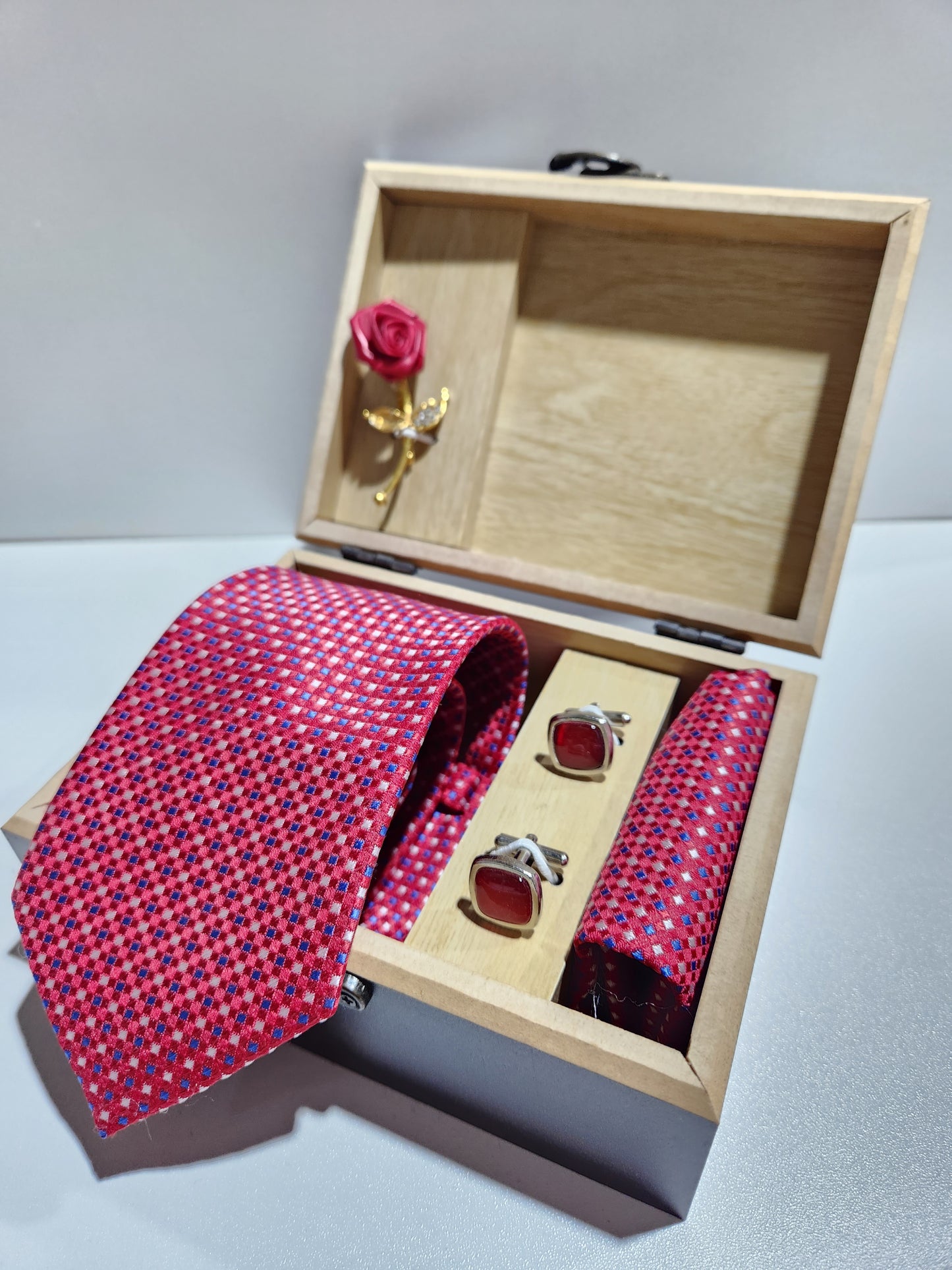 Tie set with cufflinks and brooch ਟਾਈ ਸੈੱਟ ਕੁਫ਼ਲਿੰਕਸ ਅਤੇ ਬਰੋਚ ਨਾਲ