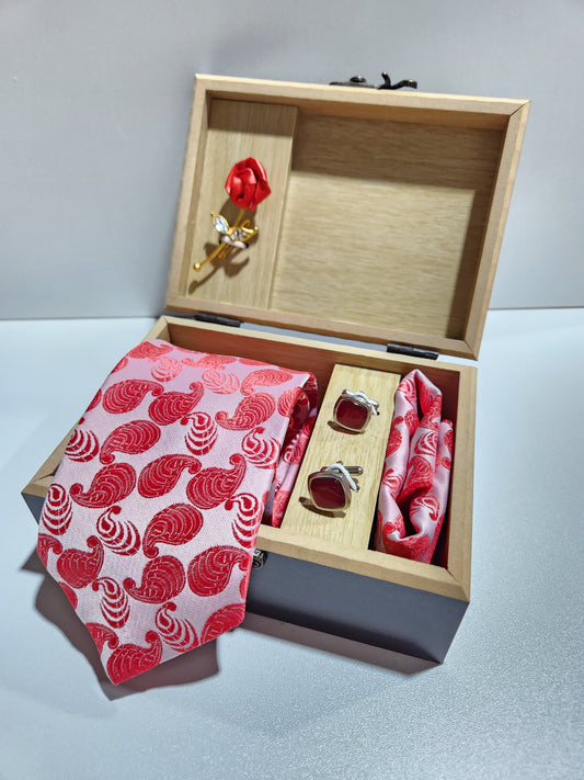 Tie set with cufflinks and brooch ਟਾਈ ਸੈੱਟ ਕੁਫ਼ਲਿੰਕਸ ਅਤੇ ਬਰੋਚ ਨਾਲ