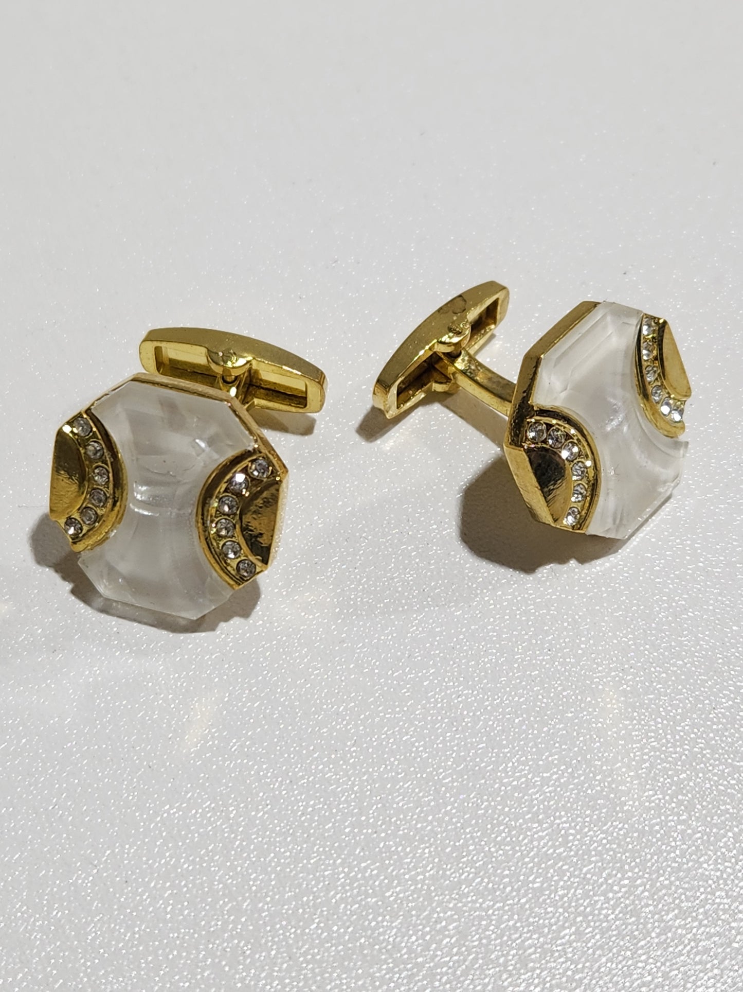 Cufflinks ( ਕਫਲਿੰਕਸ )