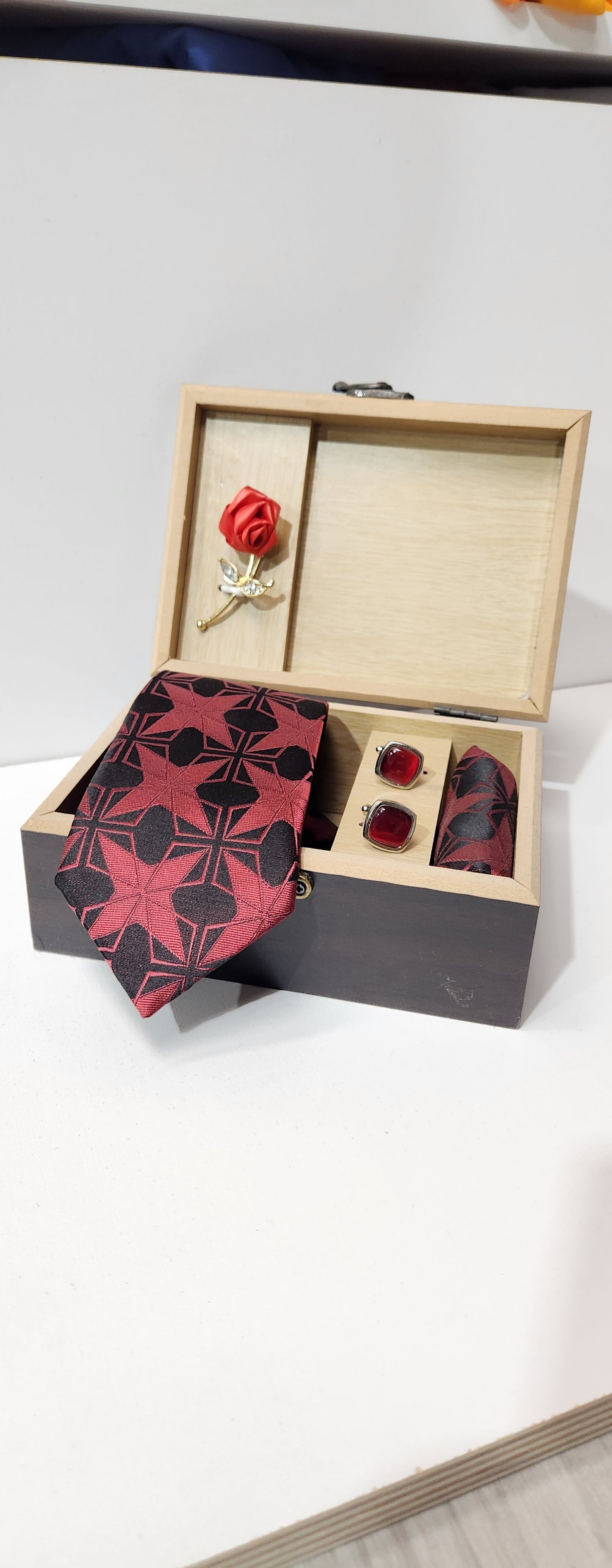 Tie set with cufflinks and brooch ਟਾਈ ਸੈੱਟ ਕੁਫ਼ਲਿੰਕਸ ਅਤੇ ਬਰੋਚ ਨਾਲ