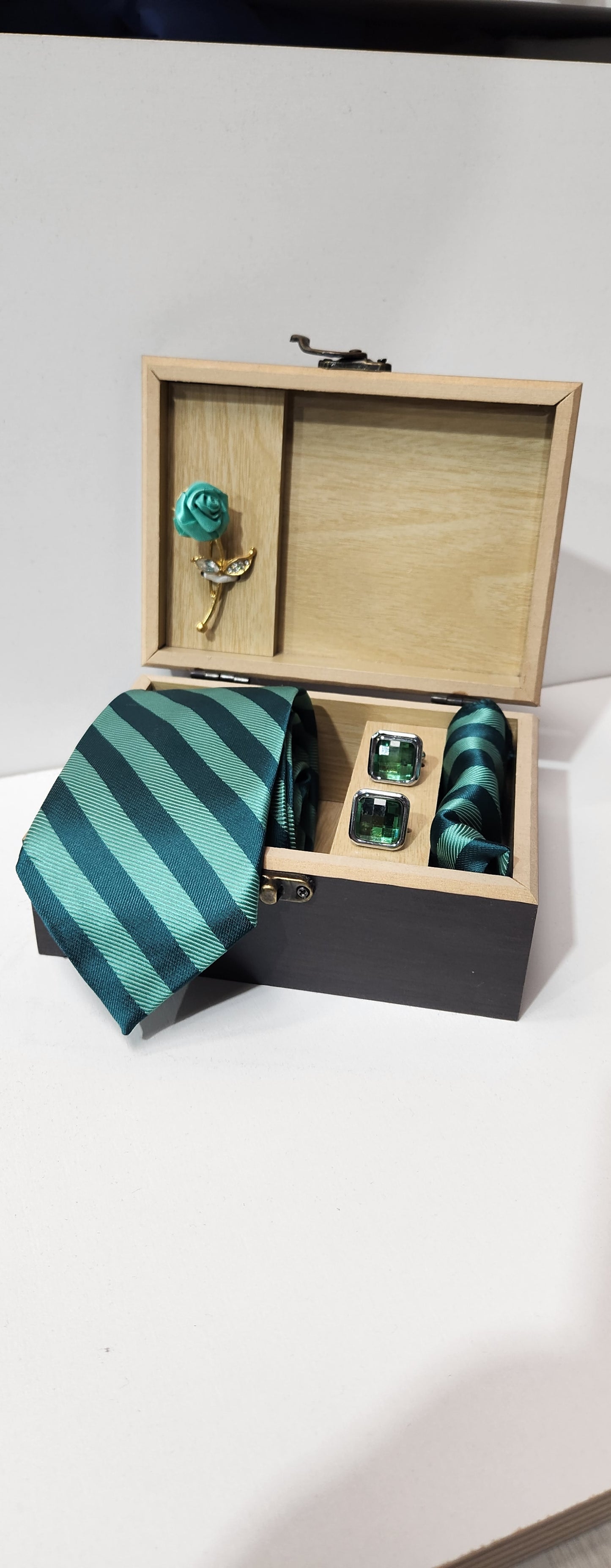 Tie set with cufflinks and brooch ਟਾਈ ਸੈੱਟ ਕੁਫ਼ਲਿੰਕਸ ਅਤੇ ਬਰੋਚ ਨਾਲ